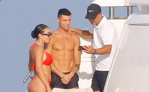 Bạn gái Ronaldo gây bàn tán