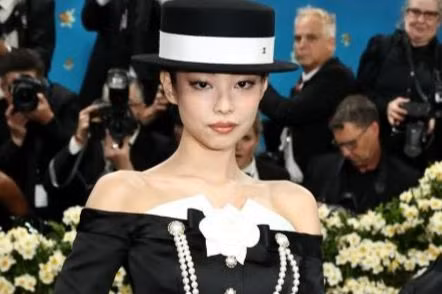 Jennie (BlackPink) kín đáo, Lisa diện quần như nội y ở Met Gala