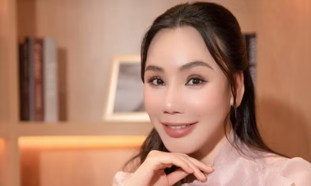 Cận nhan sắc Hồ Quỳnh Hương