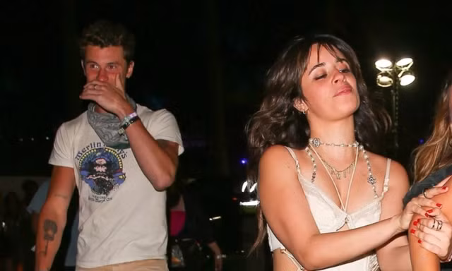Shawn Mendes và Camila Cabello hôn nhau sau hơn một năm chia tay