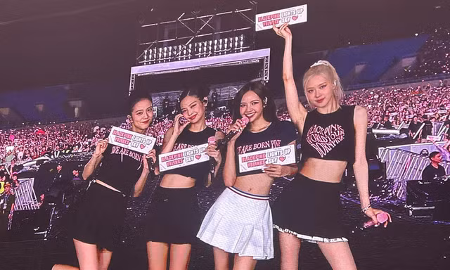 Mãn nhãn với sân khấu Mỹ Đình của BlackPink nhìn từ trên cao