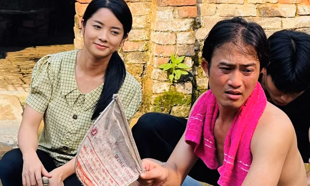 Doãn Quốc Đam tiếp tục đóng cặp với Lệ Quyên 'Phố trong làng'