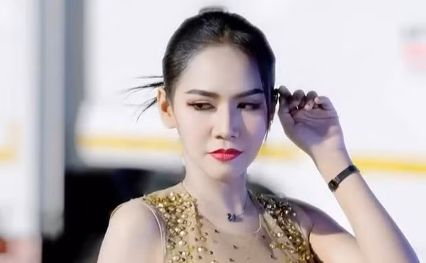 Nữ ca sĩ qua đời ở tuổi 30 do rơi xuống bể bơi