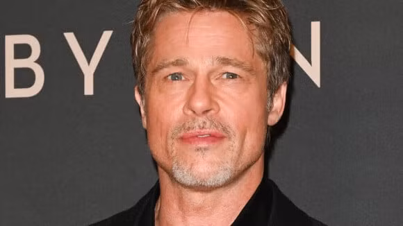 Brad Pitt sau khi bị các con ruồng bỏ