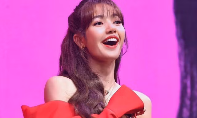 Lisa (BlackPink) diện đầm khoe eo của NTK Công Trí