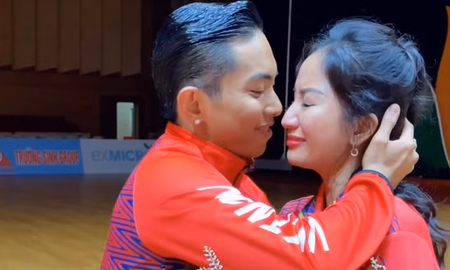 Khánh Thi, Phan Hiển mắc kẹt ở sân bay Đức vì đình công