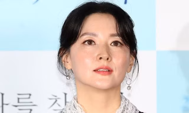 Bí quyết trẻ mãi không già của Lee Young Ae ở tuổi 51