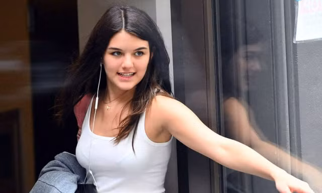 Katie Holmes chỉ trích tin tức Suri Cruise thành triệu phú