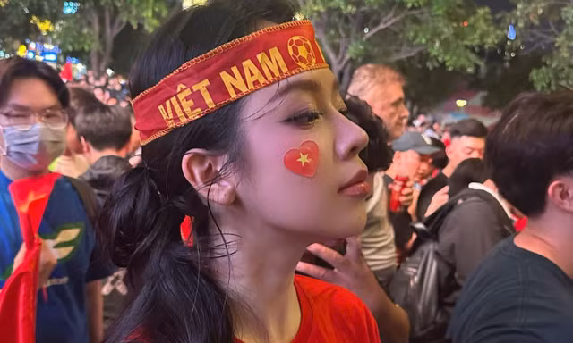 Hoa hậu Thanh Thủy hòa vào dòng người 