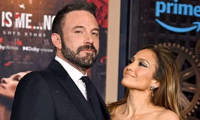 Jennifer Lopez xóa thẳng hình xăm về Ben Affleck 