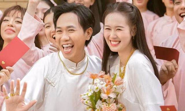 Anh Đức - Quỳnh Anh khoe được tặng nhiều vàng