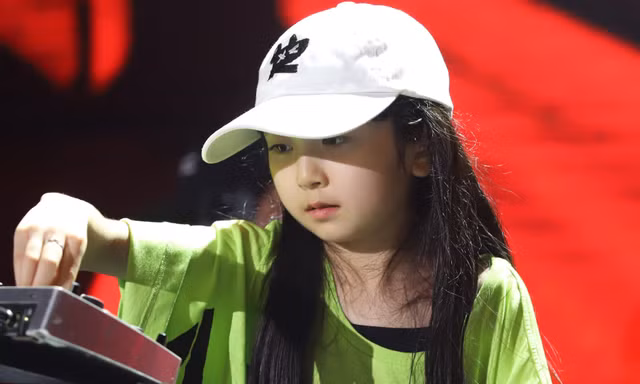 Cô bé 8 tuổi chơi DJ 
