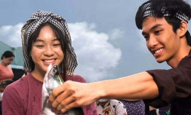 Xem đầu bếp nổi tiếng Nhật Bản chế biến đặc sản cá thát lát Hậu Giang