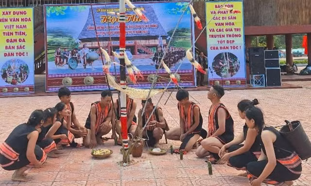 Người Xơ Đăng thi cồng chiêng, múa xoang