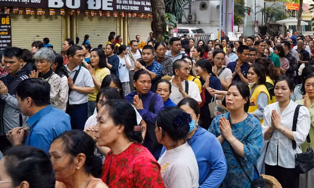 Hàng triệu người đổ về chùa Quán Sứ 