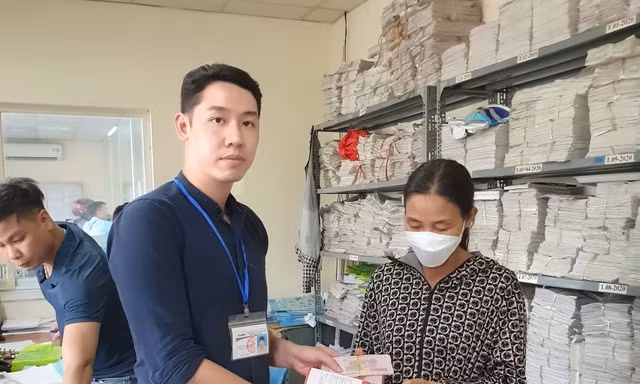 Tài xế xe buýt trao trả tài sản hơn 2 tỷ đồng hành khách để quên