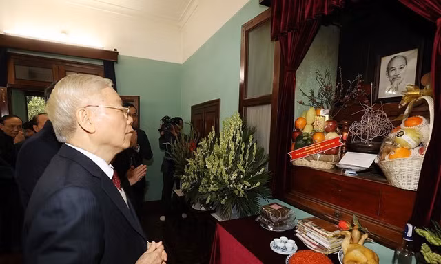 Tổng Bí thư Nguyễn Phú Trọng dâng hương tưởng niệm Chủ tịch Hồ Chí Minh