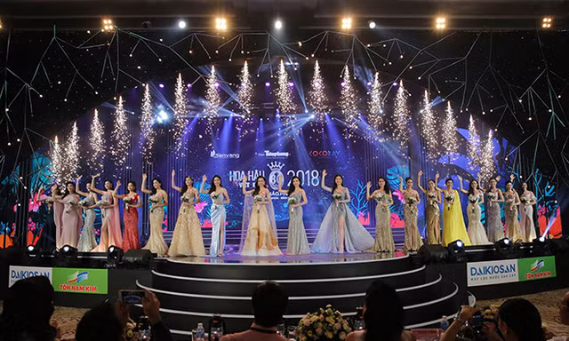 Clip thí sinh HHVN khoe sắc kiêu sa trong trang phục dạ hội