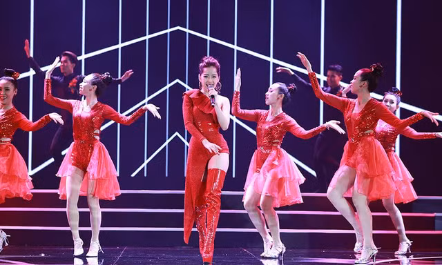 'Đóa hoa hồng' Chi Pu với vũ điệu đẹp mắt tại đêm Chung khảo HHVN 