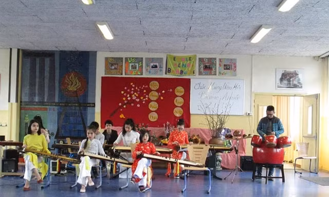 Dàn nhạc nhí cùng Daniel chơi bài trống cơm.