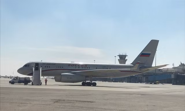 Máy bay Tu-204-300 mang số hiệu đăng ký RA-64057 của Nga hạ cánh ở Syria. Ảnh: Twitter.