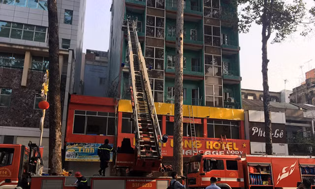 Các chiến sĩ phòng cháy chữa cháy đang giải cứu người mắc kẹt. Ảnh: Diễm Nguyễn .
