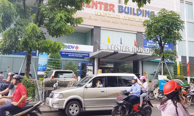 Dù được đánh giá là một trong những khu dân cư có chất lượng cuộc sống hàng đầu Hà Nội nhưng cư dân cụm chung cư Hapulico những ngày vừa qua liên tục 'kêu cứu'.