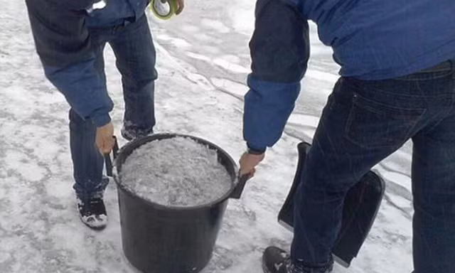 Lạ lùng hiện tượng tuyết đen như than