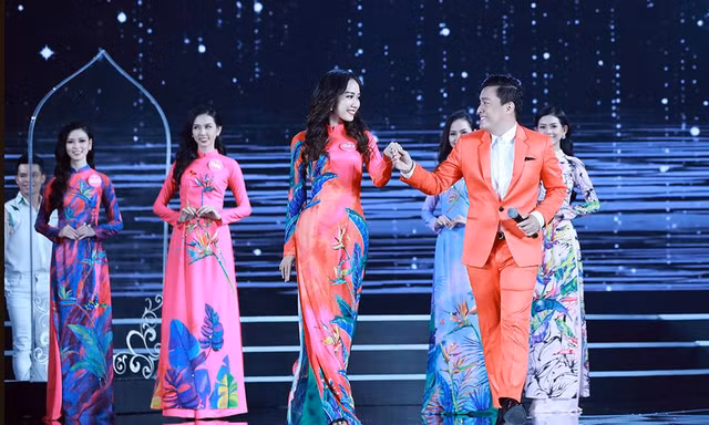 Clip: Thí sinh HHVN khoe sắc với áo dài tại Chung khảo phía Nam