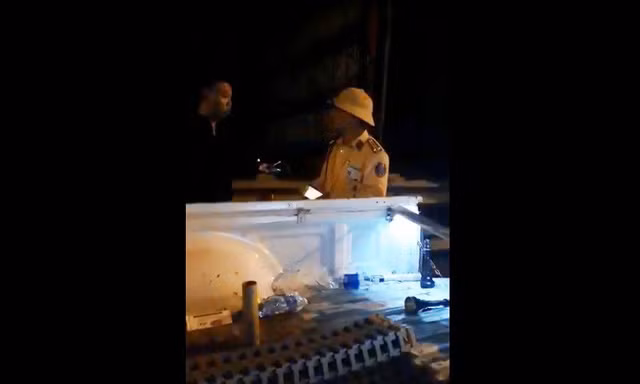 Lực lượng CSGT rọi đèn pin và “vung tay” với người quay phim trong clip.