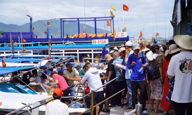 Du khách đổ xô ra đảo, đường nối trung tâm TP Nha Trang với bến tàu ùn tắc