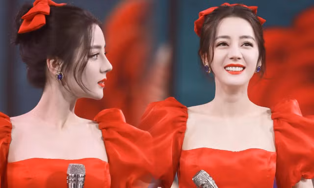 Địch Lệ Nhiệt Ba xinh như công chúa Bạch Tuyết, diện đầm đỏ rực đón xuân