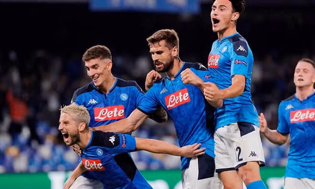Niềm vui của các cầu thủ Napoli.