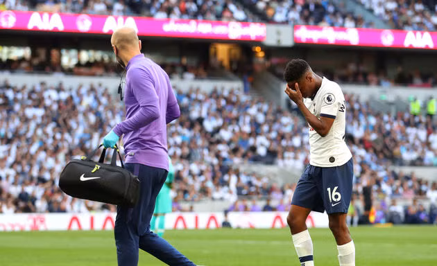 Walker-Peters dính chấn thương trong trận thua Newcastle.