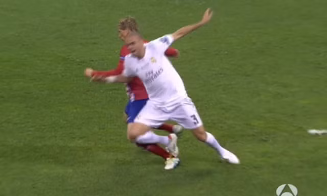 Tình huống Pepe phạm lỗi với Torres trong vòng cấm.