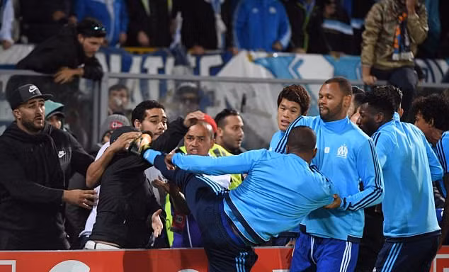 BẢN TIN Thể thao: Marseille sa thải cựu sao M.U sau cú kungfu