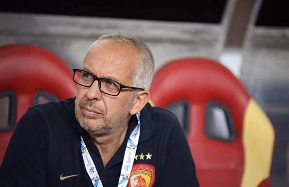 HLV Massimiliano Maddaloni của U23 Trung Quốc.