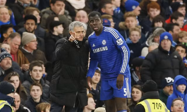 Zouma sơ ý tố cáo Mourinho.
