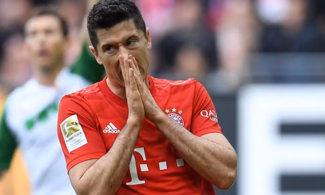 Bayern Munich thảm bại khi để Robert Lewandowski dự bị.