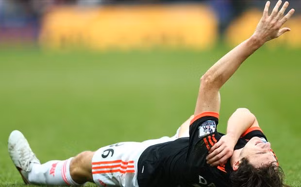 Darmian dính chấn thương khá nặng ở vai.