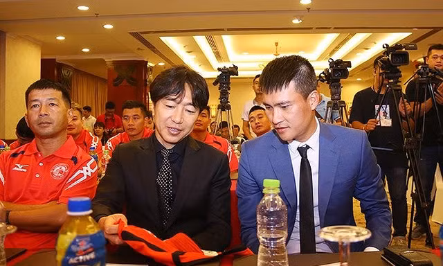 HLV Miura và Công Vinh.