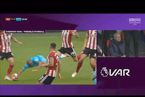 HLV Jose Mourinho cay đắng khi VAR tước một bàn thắng của Tottenham.
