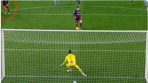 Suarez đã di chuyển vào vòng cấm trước khi Messi đá quả bóng đi.