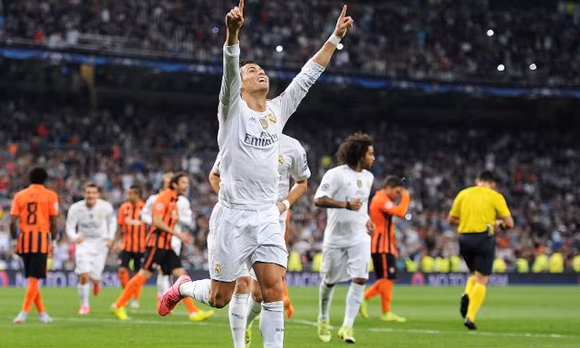 Ronaldo ăn mừng hat-trick vào lưới Shakhtar Donetsk.