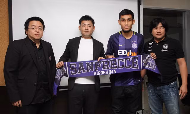 Teerasil Dangda chính thức đầu quân cho Sanfrecce Hiroshima.