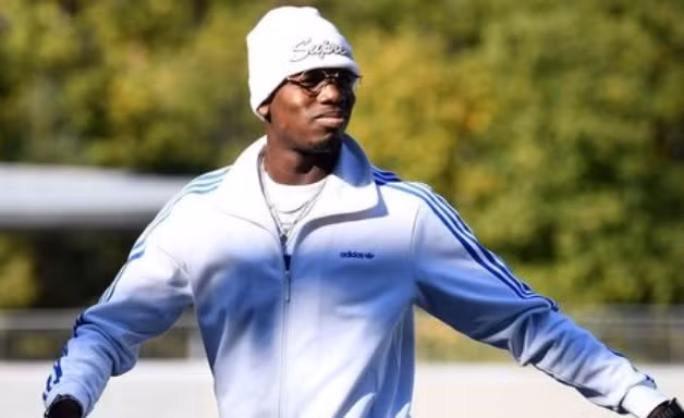 Paul Pogba chịu chơi với các đồng đội.