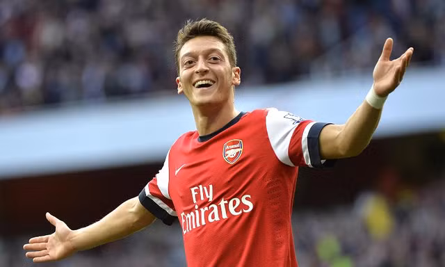 Arsenal sẵn sàng tăng lương và trao áo số 10 cho Ozil.