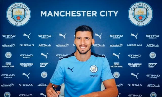 Ruben Dias trong ngày đặt bút ký hợp đồng với Chelsea.