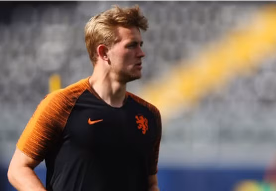 De Ligt trên đường gia nhập Juventus.