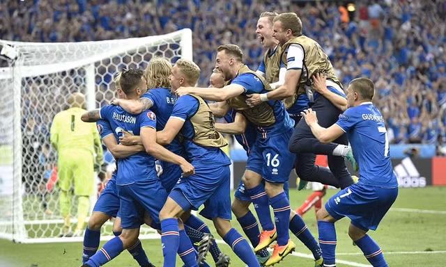 Niềm vui của các cầu thủ Iceland.